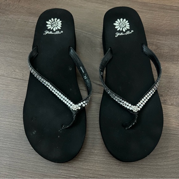 Yellow Box Custard Black Wedge Flip Flops - Embellished Rhinestone Straps Sz 7.5 - Picture 2 of 11